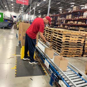 holiday warehouse jobs